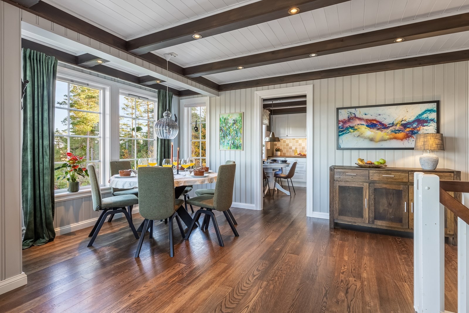 Fra stue/spisestue er det kort vei til kjøkkenet Galleribilde