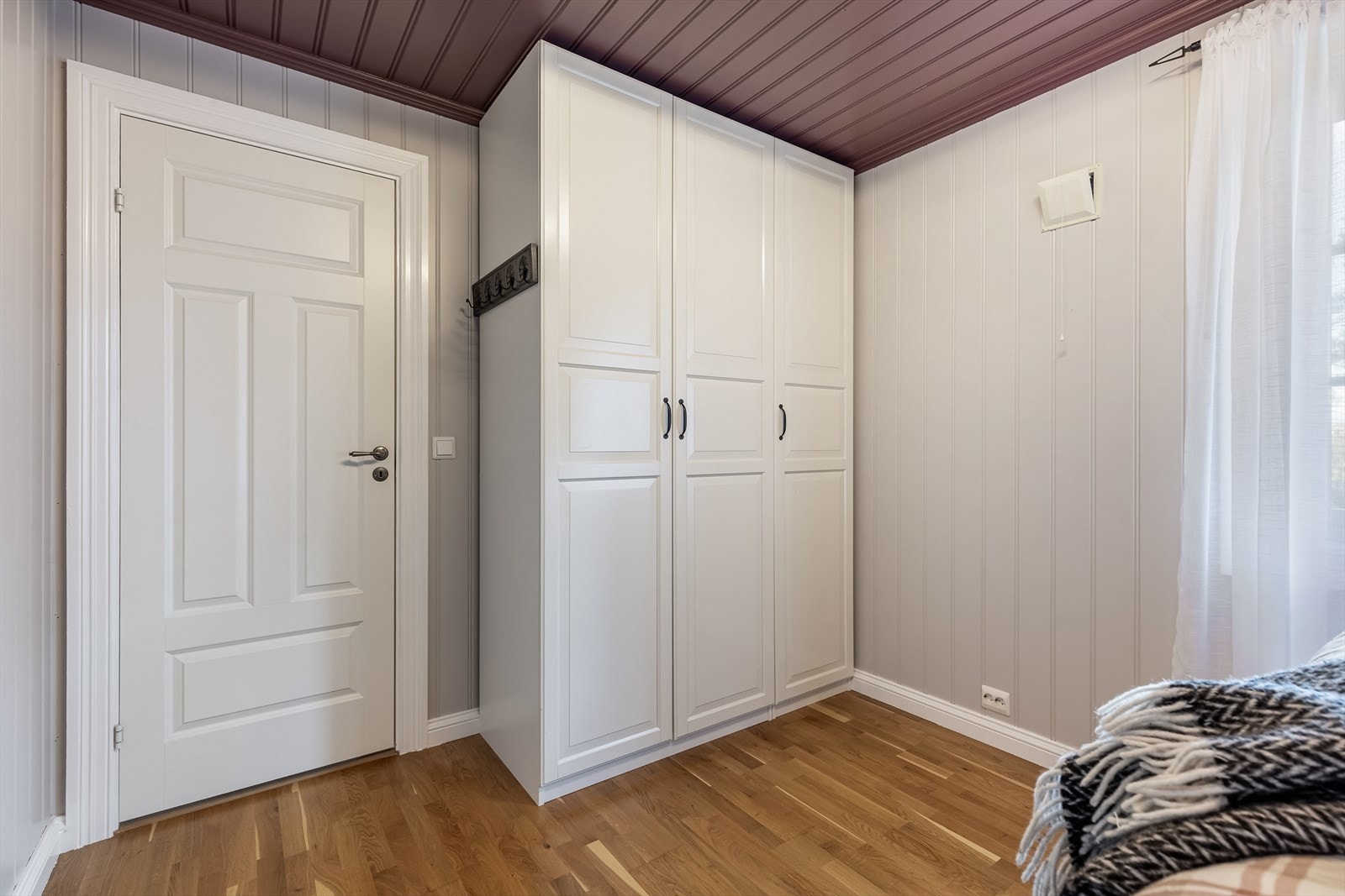 Garderobeskap medfølger Galleribilde