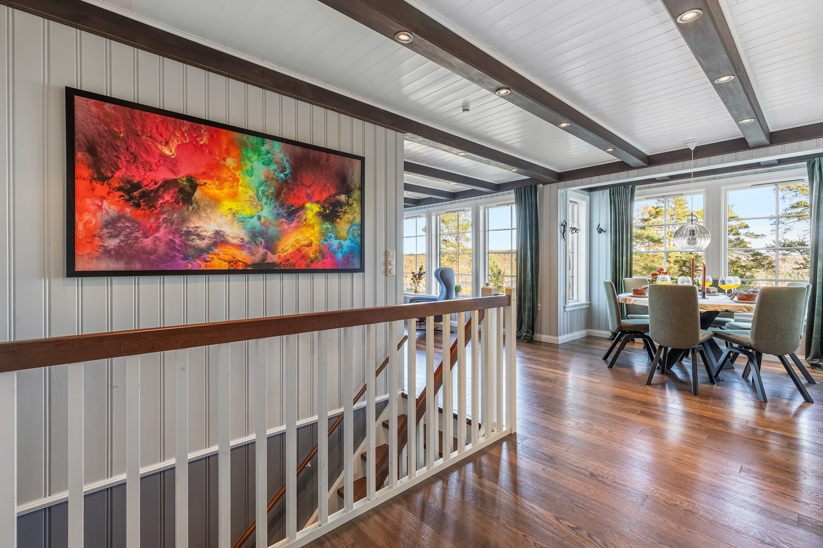 Stor stue/spisestue med stilfull himling som har spotter i bjelkene Galleribilde