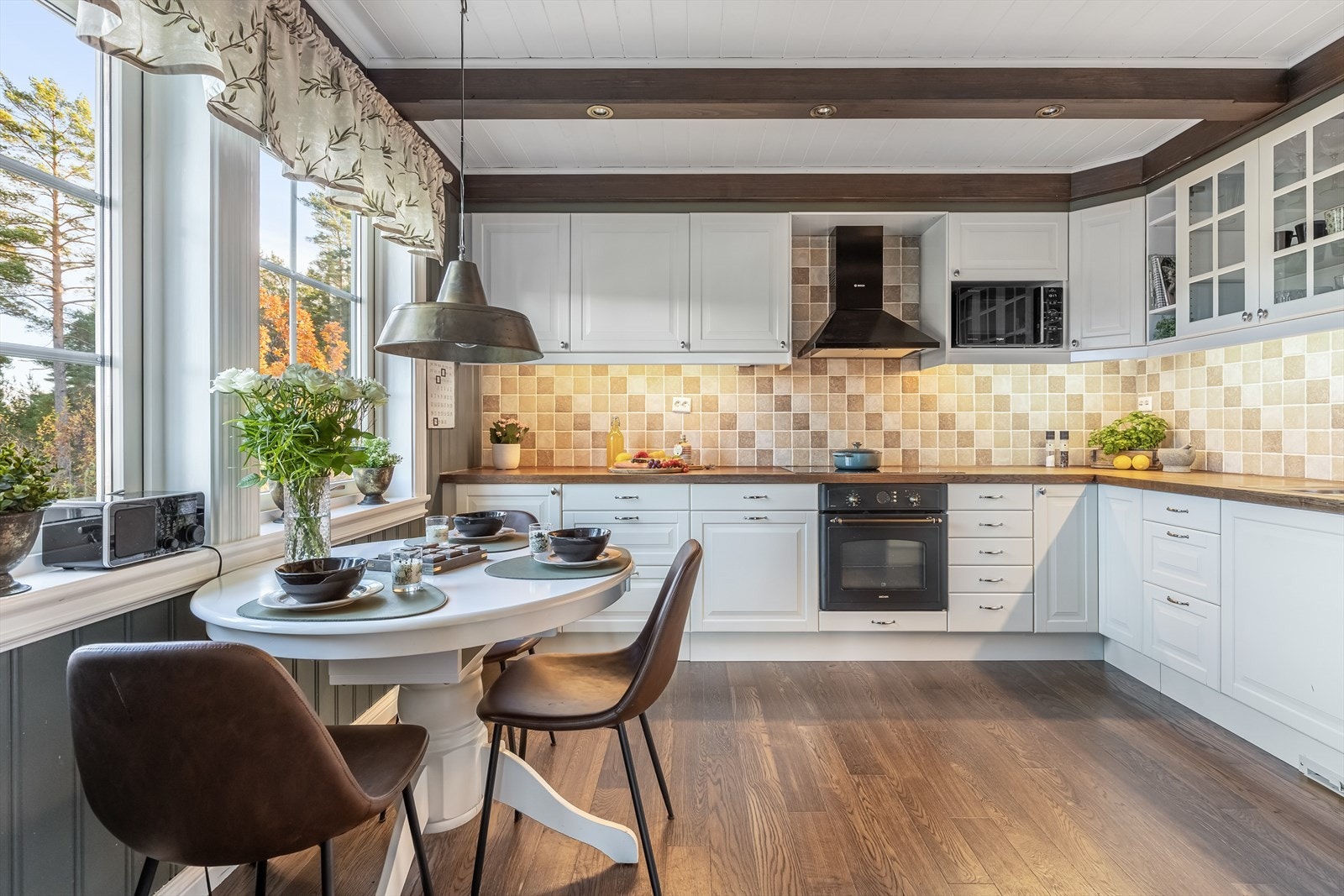 Pent og velbevart kjøkken som har delvis integrerte hvitevarer Galleribilde