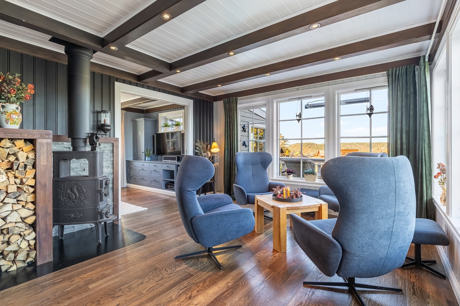 Stuen har pen vedovn, delvis åpen løsning med tv-stue og utgang til stor terrasse Galleribilde