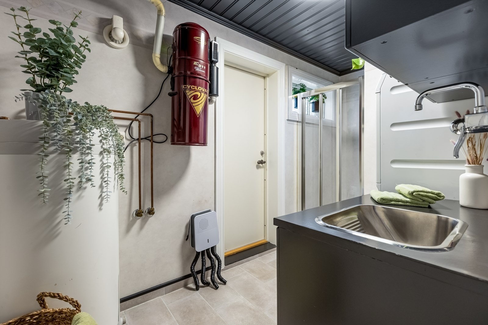 Vaskekum, skap og benkeplass er det også, samt dør ut til hage Galleribilde