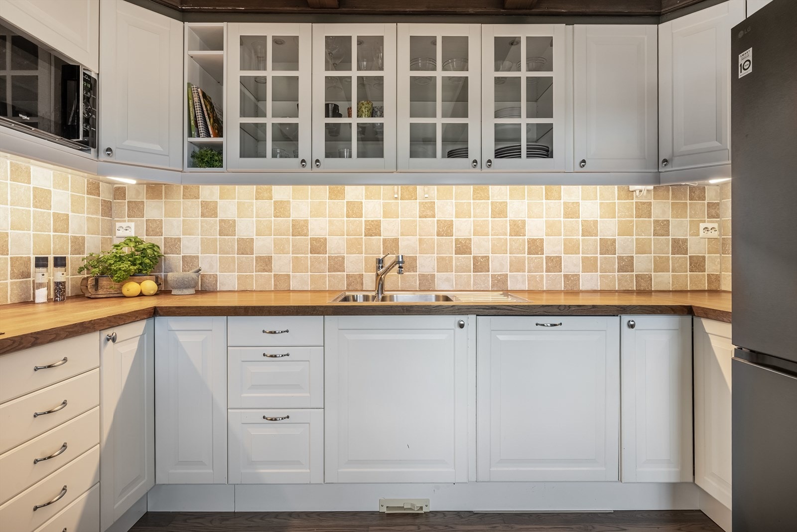 Kjøkkenet har profilerte fronter og heltre benkeplate Galleribilde