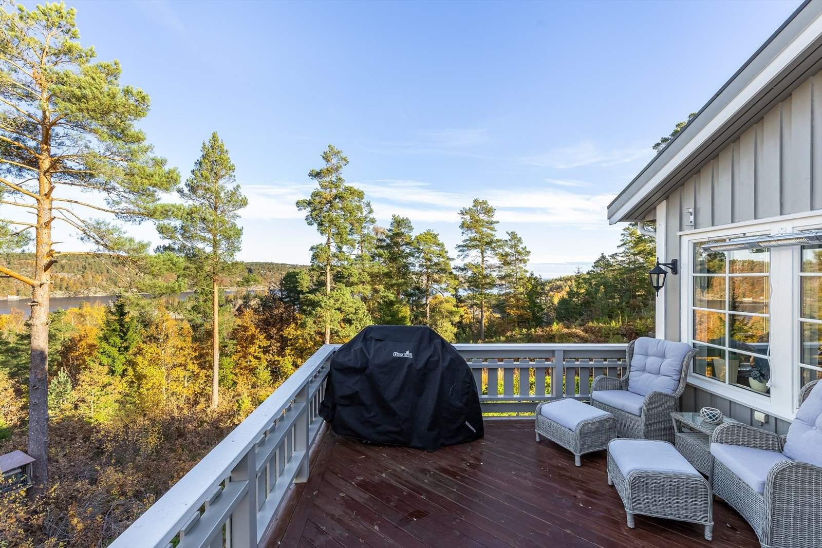 God plass til diverse utemøblement, grill samt fantastisk utsikt Galleribilde