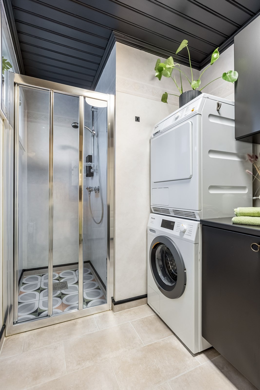 Fra badet er det dør videre inn til vaskerommet. Her er det varmekabler, dusjsone, varmtvannstank og opplegg for vaskemaskin og tørketrommel Galleribilde