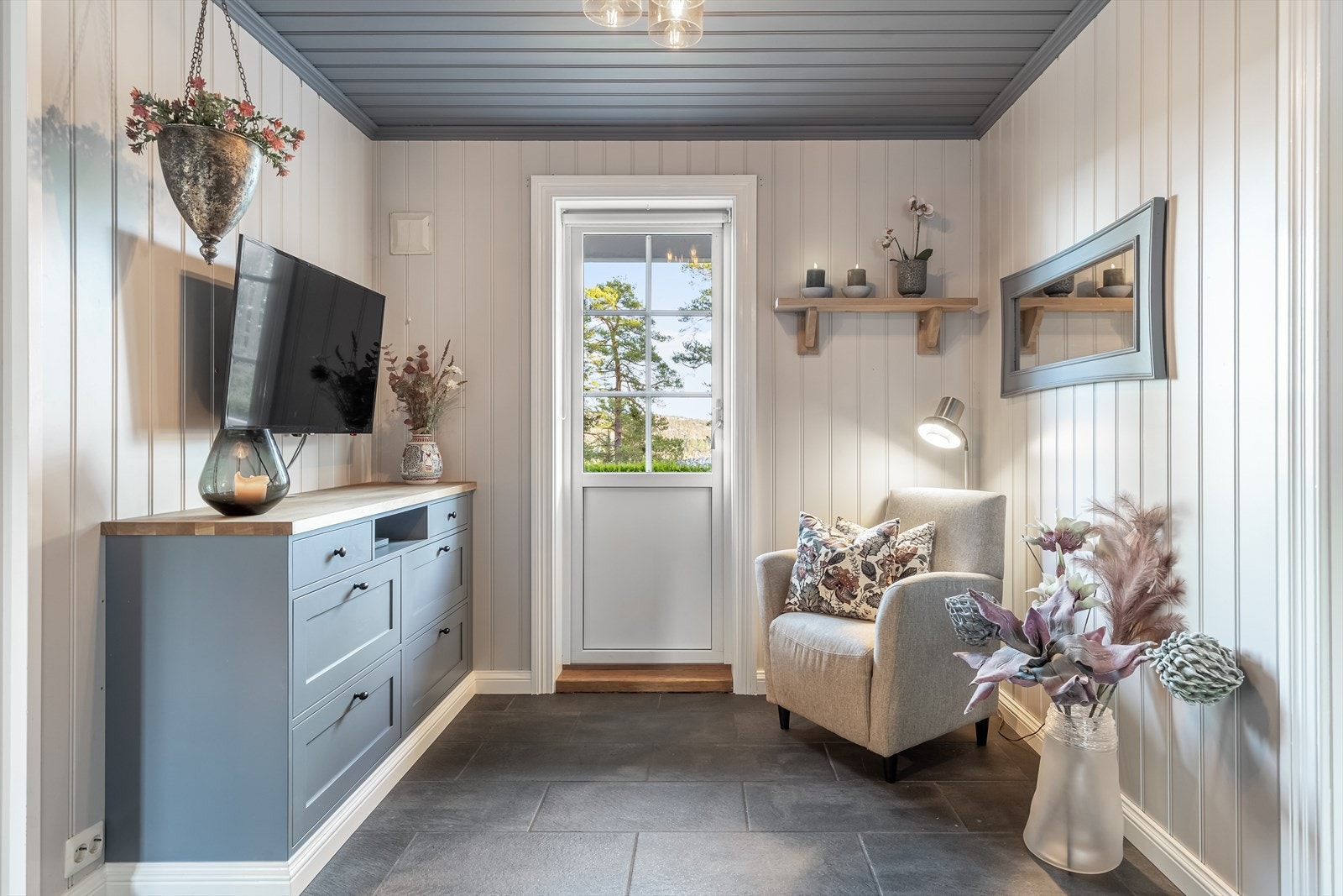 Gangen har dør som leder til markterrasse Galleribilde