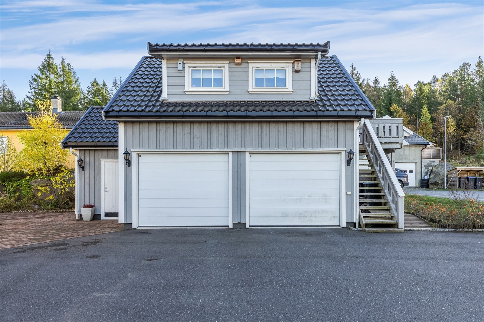 Boligen har stor dobbelgarasje, utvendig bod ved siden samt trapp opp til loft Galleribilde
