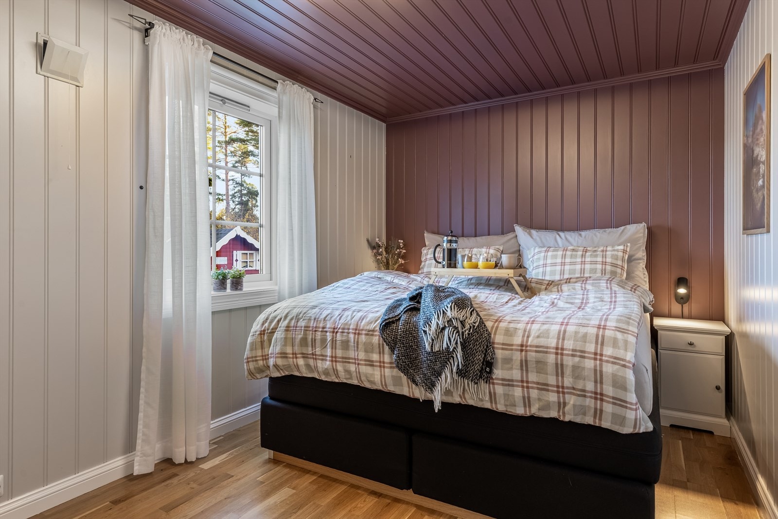 Hovedsoverom med god plass til dobbeltseng og nattbord på hver side Galleribilde