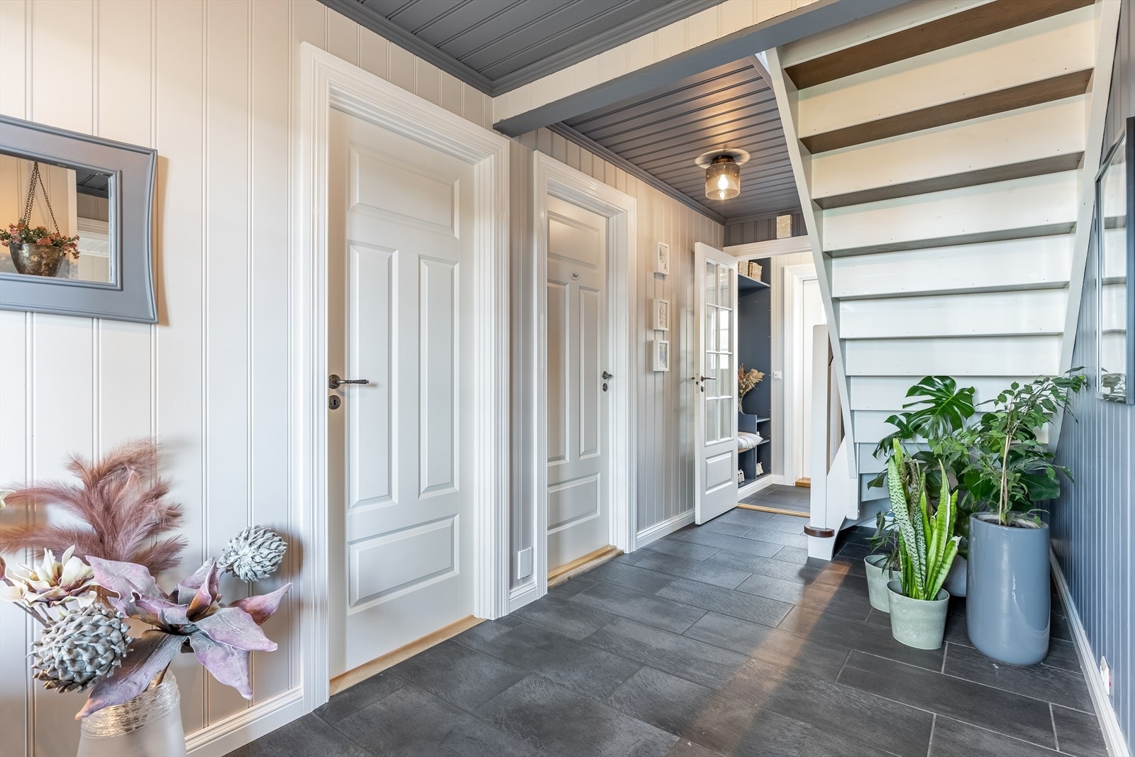 Mellomgang med varmekabler som forener 3 soverom, bad, entré samt har trapp som leder opp til 2. etasje Galleribilde