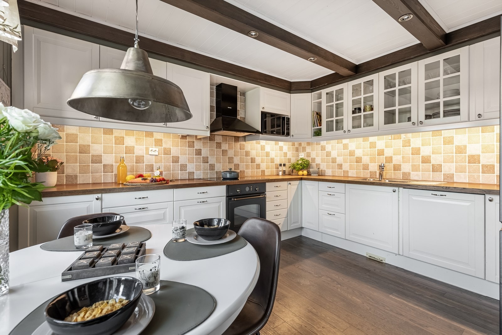 Her er det rikelig med skap- og benkeplass samt plass til et kjøkkenbord hvis ønskelig Galleribilde