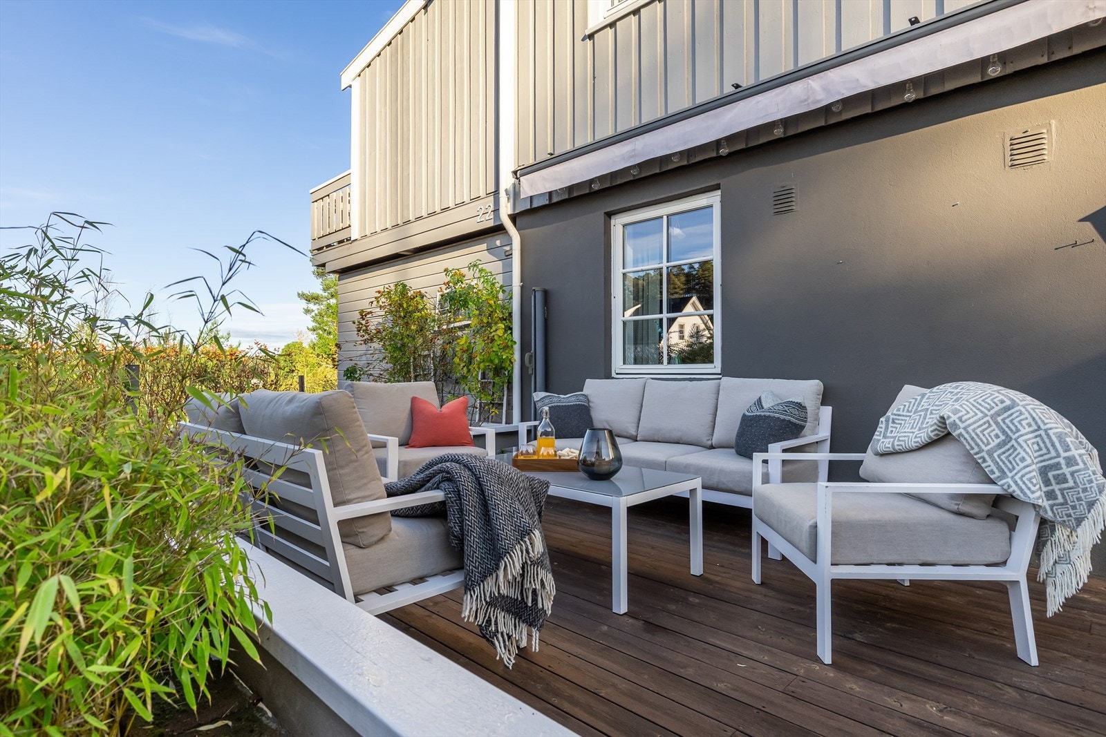 Boligen byr på flere uteområder med god plass til diverse utemøblement Galleribilde