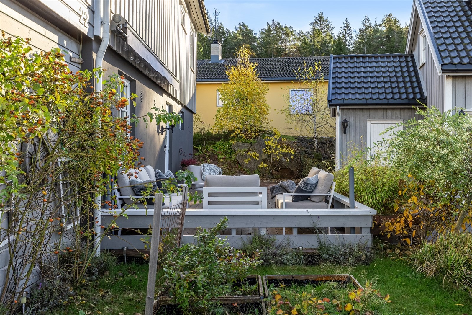 Ved siden av garasjen er det stor utebod Galleribilde