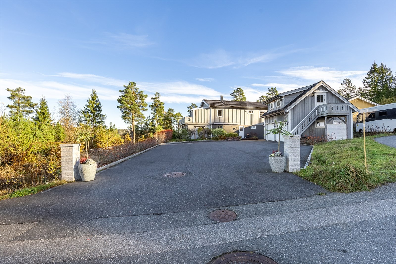Stor og innholdsrik enebolig med dobbelgarasje, asfaltert innkjørsel samt flott utsikt Galleribilde