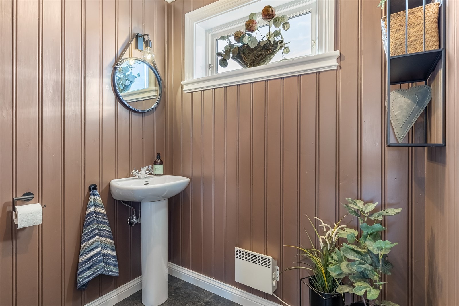 2. etasje har WC med servant og toalett Galleribilde