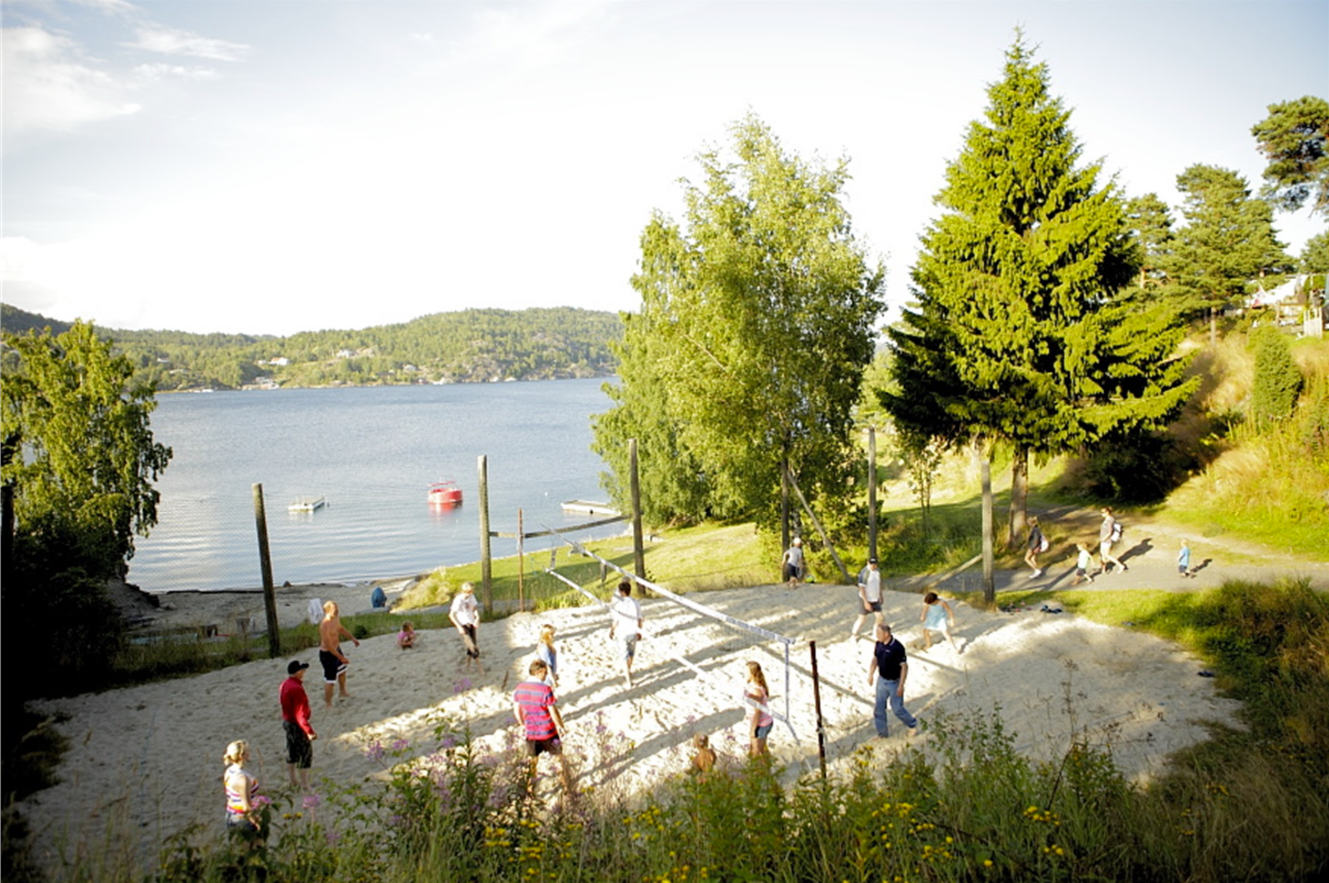 Like nedenfor tomtene er det et godt aktivitetstilbud på Sørlandet feriesenter, med sandvolleyball, strand, hoppepute, ballbinge, minigolf, badeland mm. Galleribilde