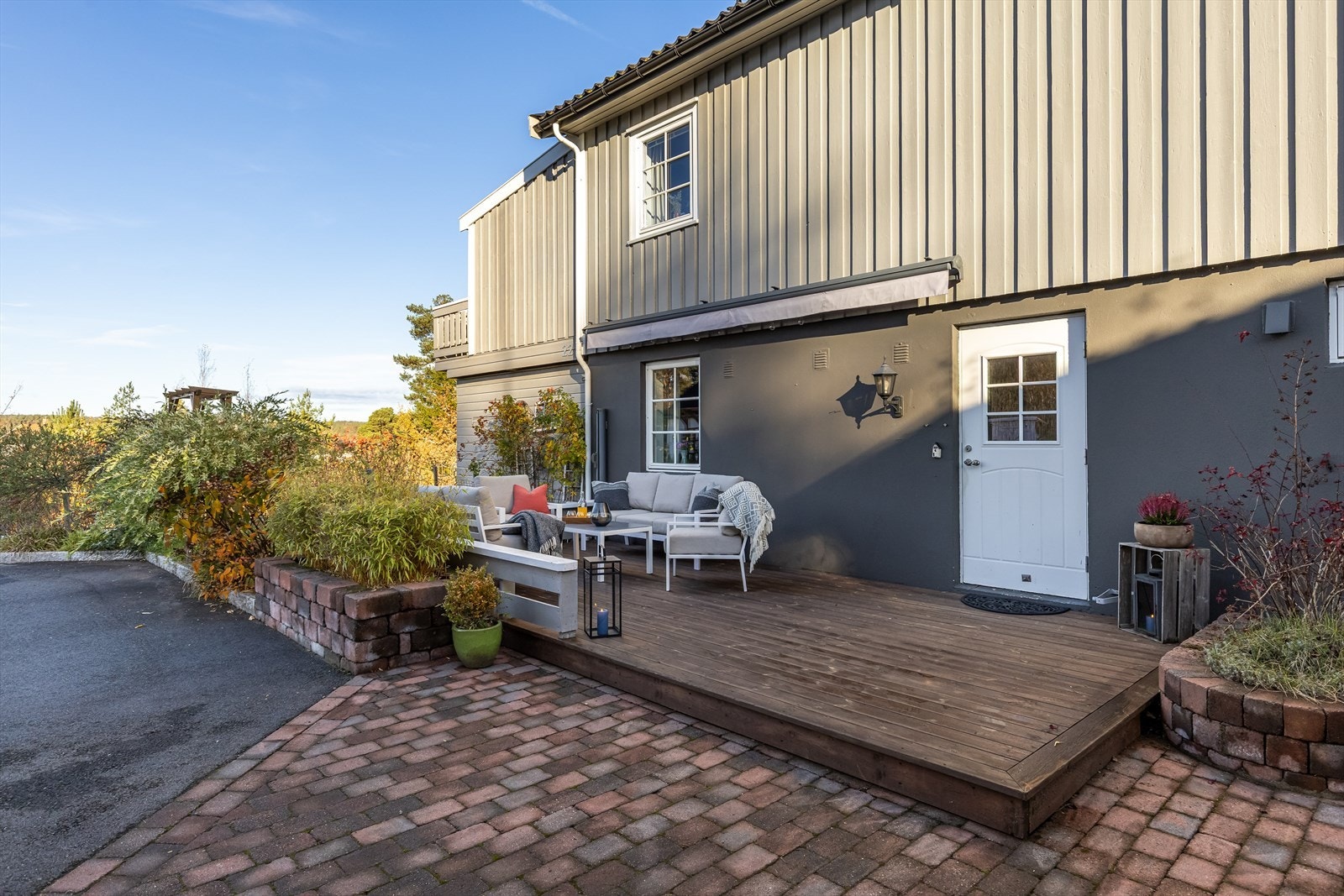 Hyggelig inngangsparti med plass til sittegruppe Galleribilde