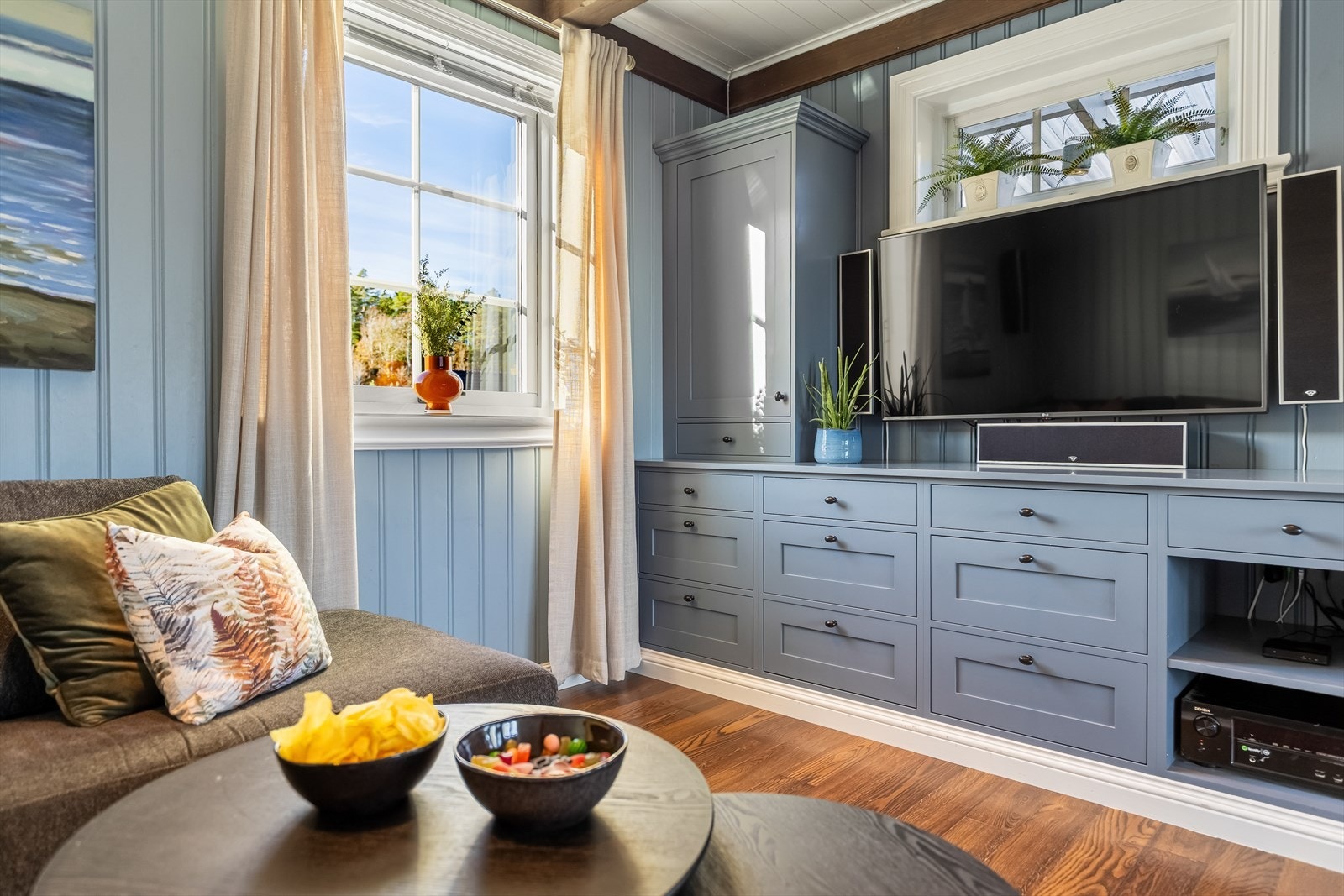 Plassbygde løsninger som har perfekt åpning for tv Galleribilde