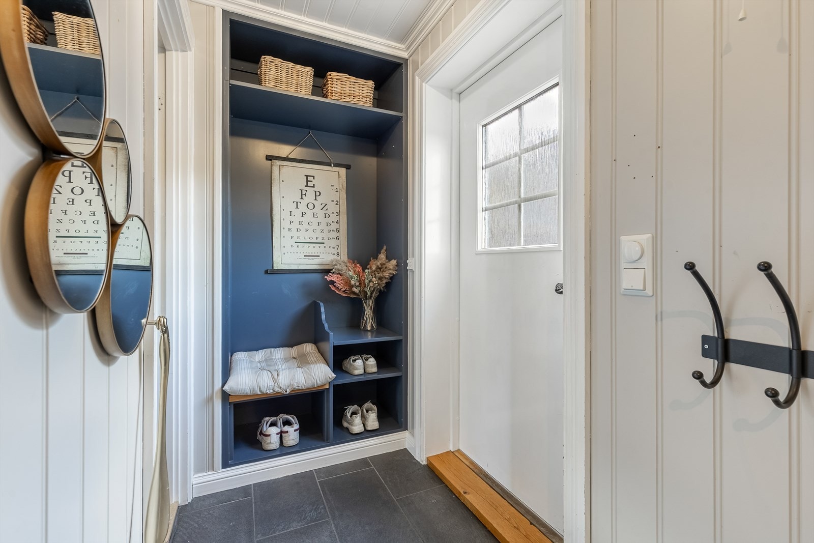 Hyggelig entré med flislagt gulv, varmekabler og diverse lagringsplasser Galleribilde