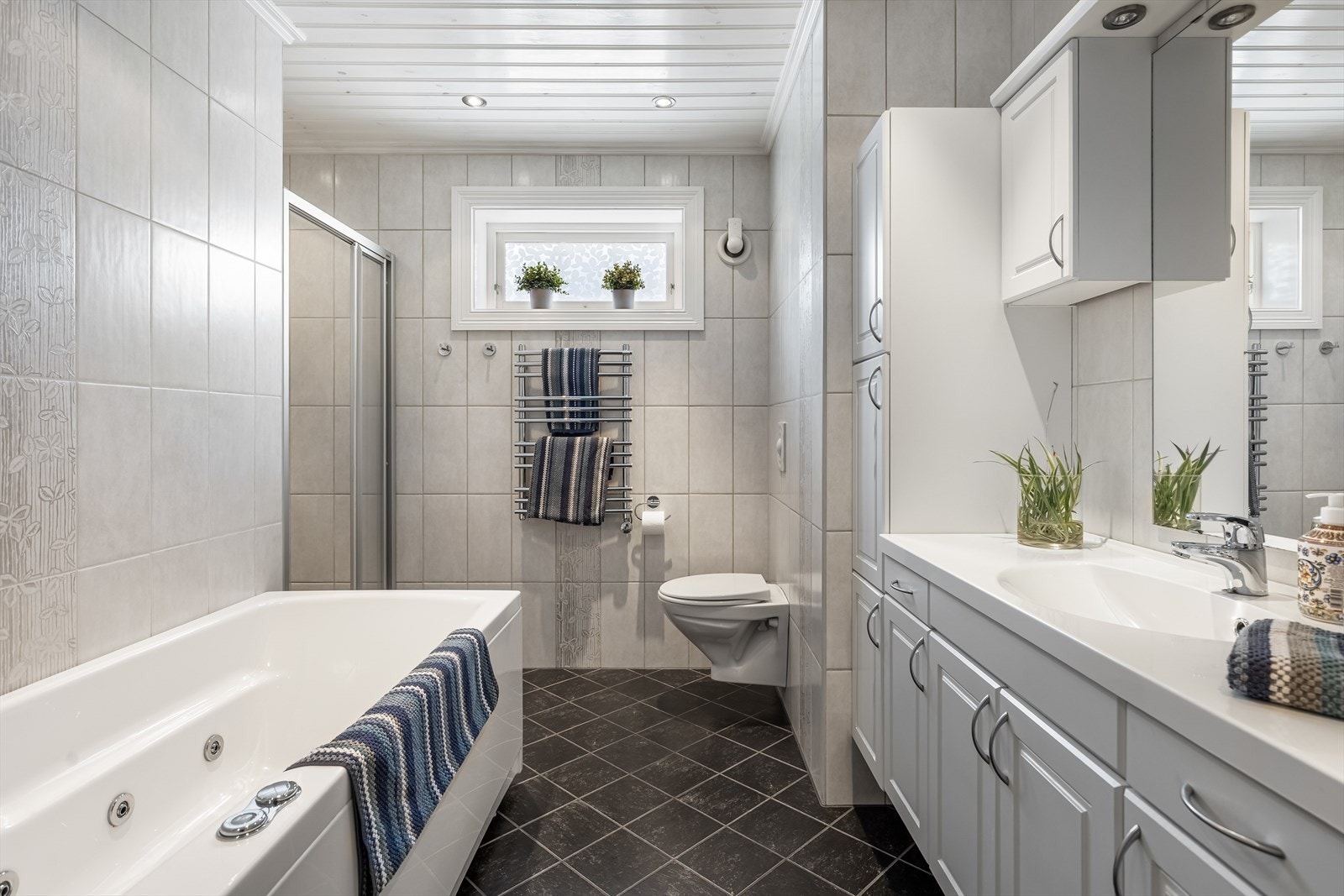 Vegghengt toalett og stor servant med mye skapplass Galleribilde