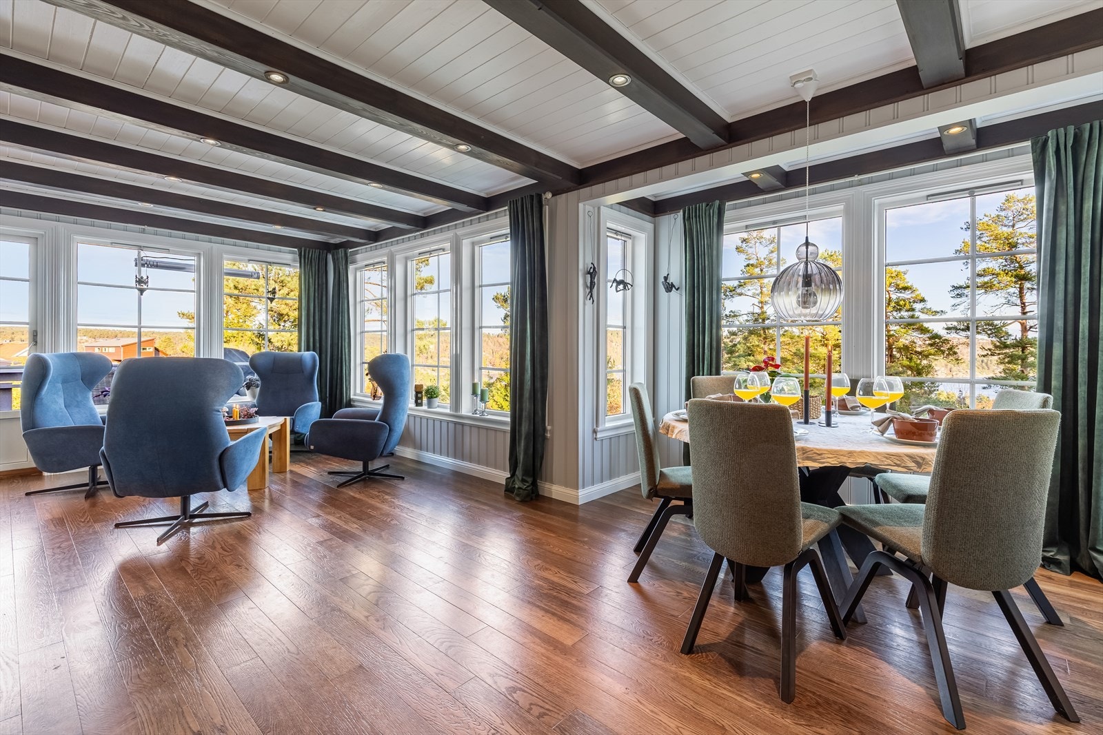 Stuen deles lett inn i flere soner Galleribilde