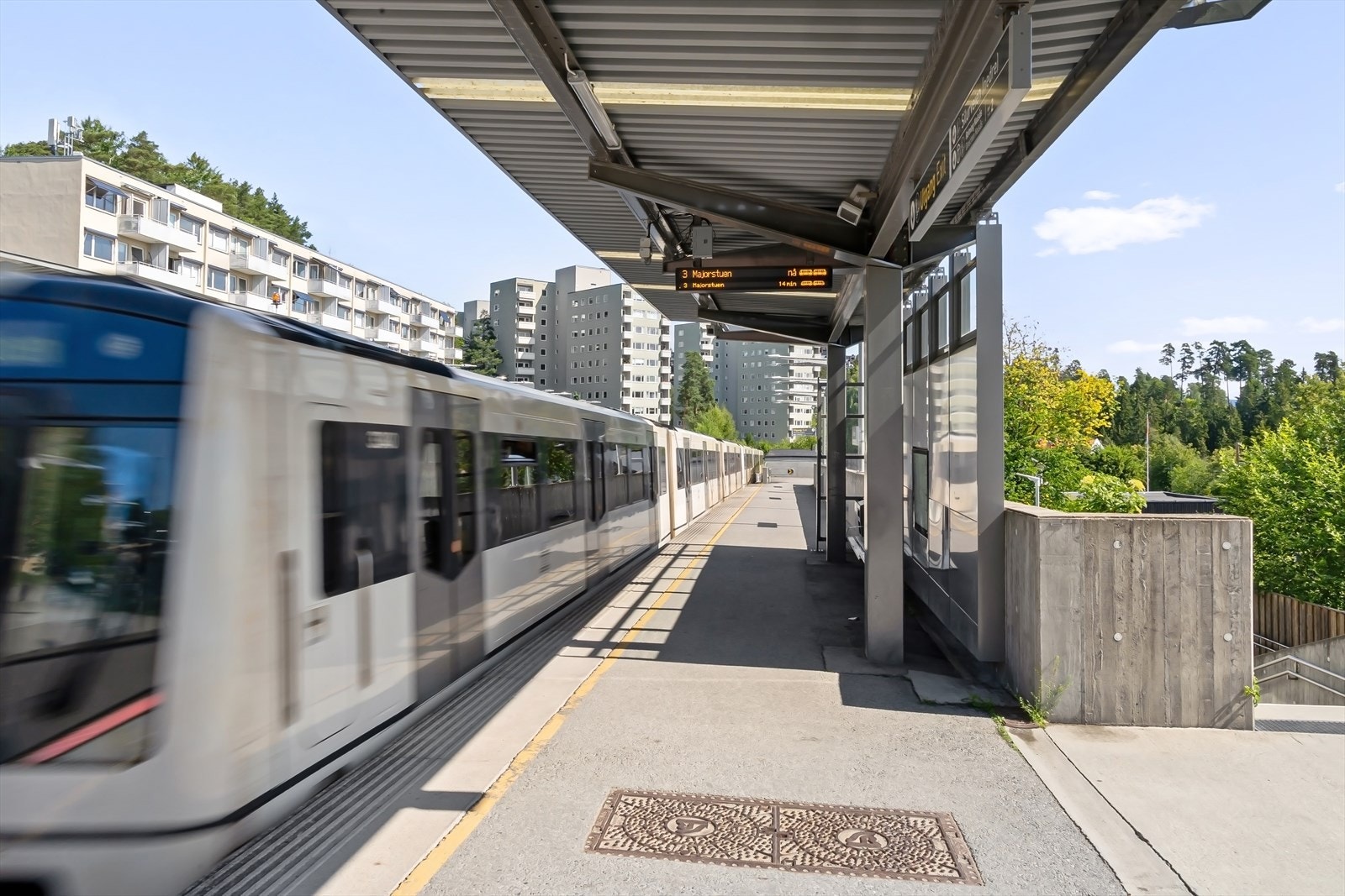 T-banen ligger ca. 3 min gange fra boligen. Galleribilde