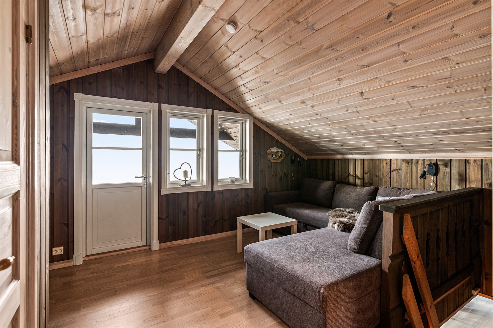 Loftsstuen har fin plass til salong/tv Galleribilde