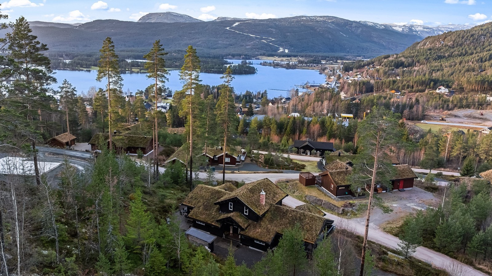 Hytten ligger flott i terrenget Galleribilde