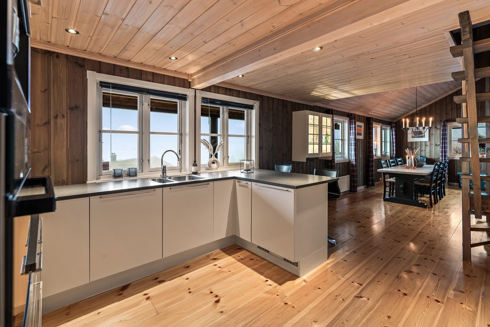 Godt arbeidskjøkken med god skap- og benkeplass Galleribilde