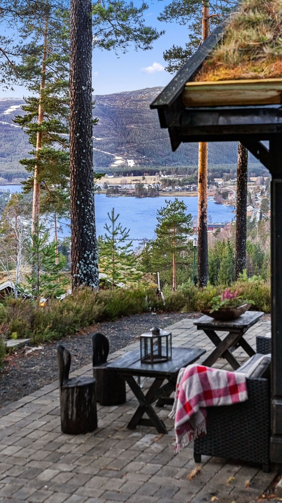 Deilig utsikt til Nisser, alpinanlegget og omkringliggende fjellkjeder Galleribilde