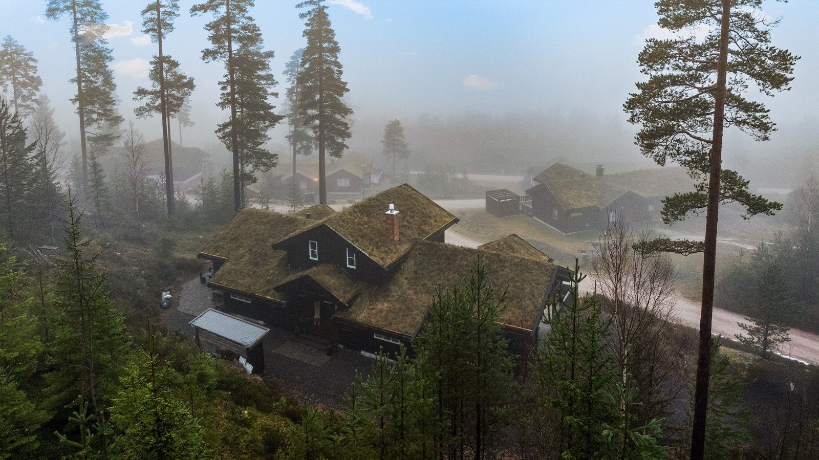 Hytten ligger fritt og høyt i terrenget Galleribilde