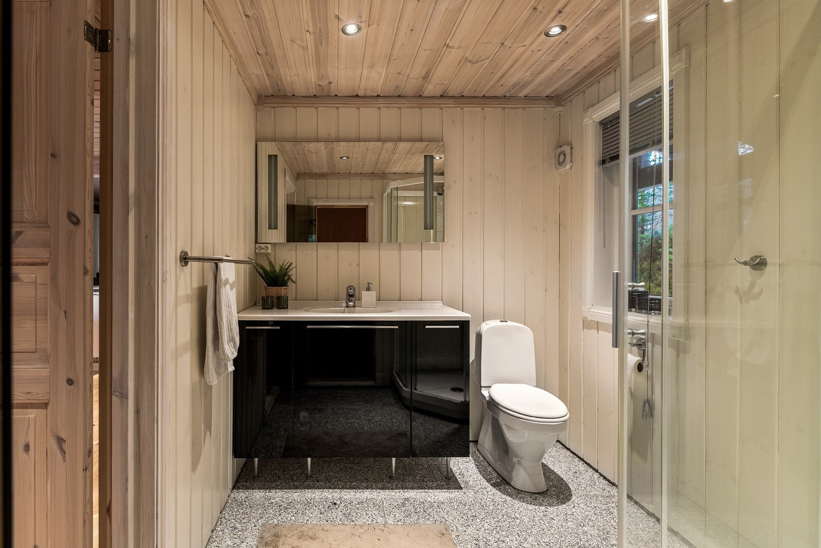 Romslig og tidløst bad med varmekabler og downlights Galleribilde