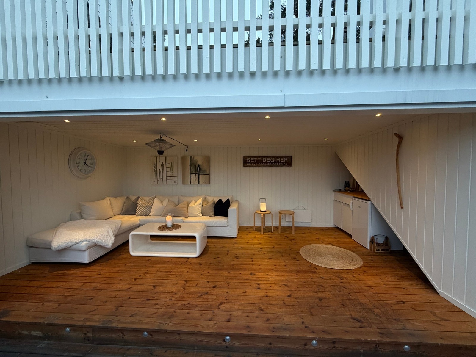 Boligen har egen utestue, beliggende mellom de to terrassene. Perfekt på sommerhalvåret, og praktisk året rundt! Galleribilde