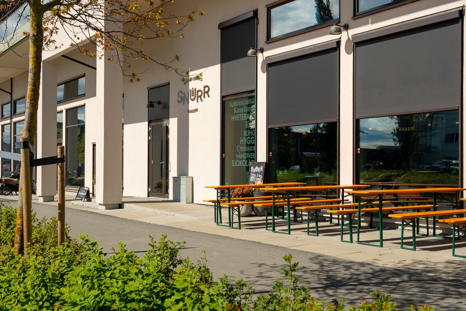 Snurr bakeri ligger rett ved boligen og gir enkel tilgang til ferske bakevarer og et hyggelig nærmiljø. Galleribilde