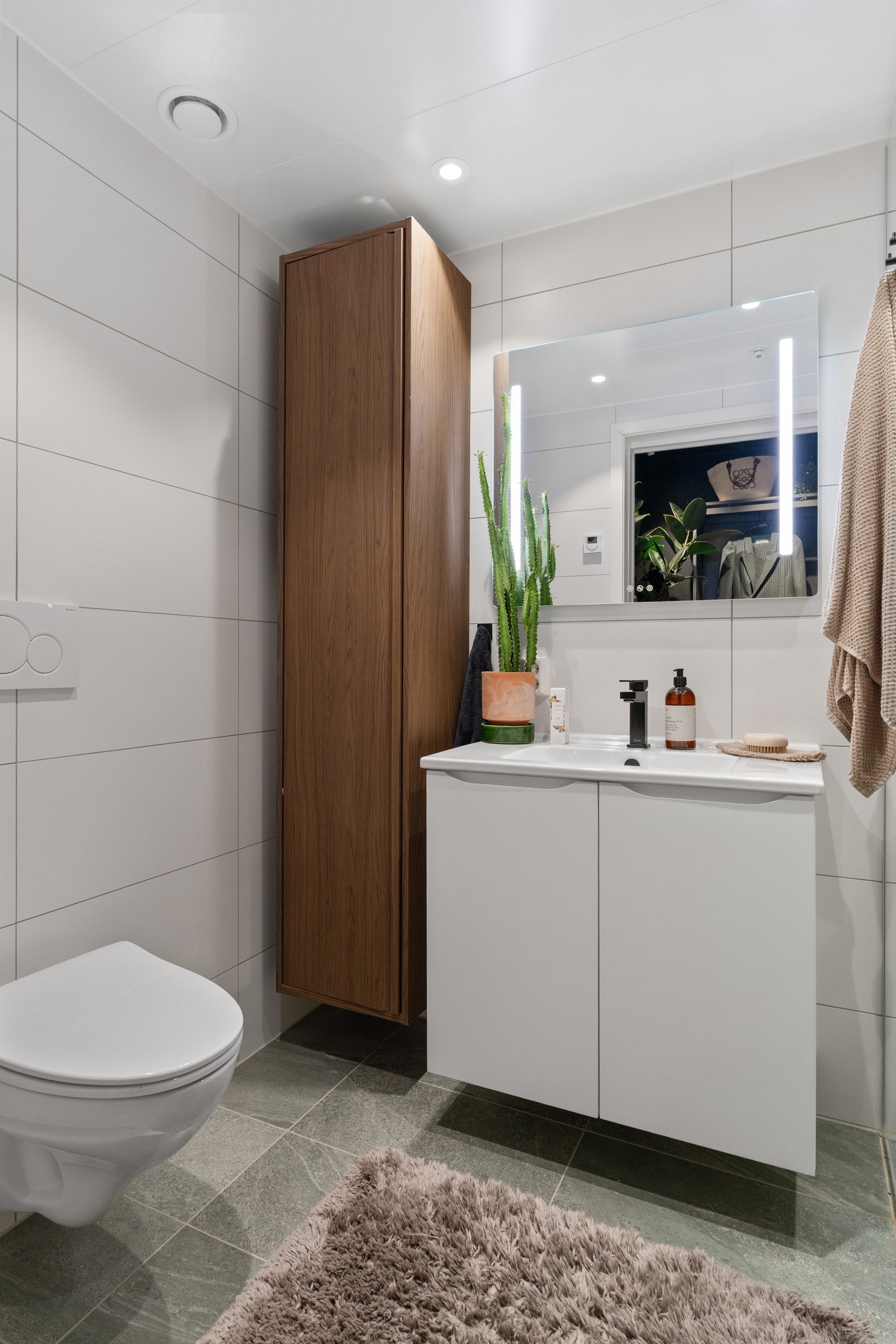 Delikat baderom med samme gjennomgående standard som resten av leiligheten. Badet har fliser på gulv og vegger, downlights i himling og behagelig gulvvarme. Galleribilde