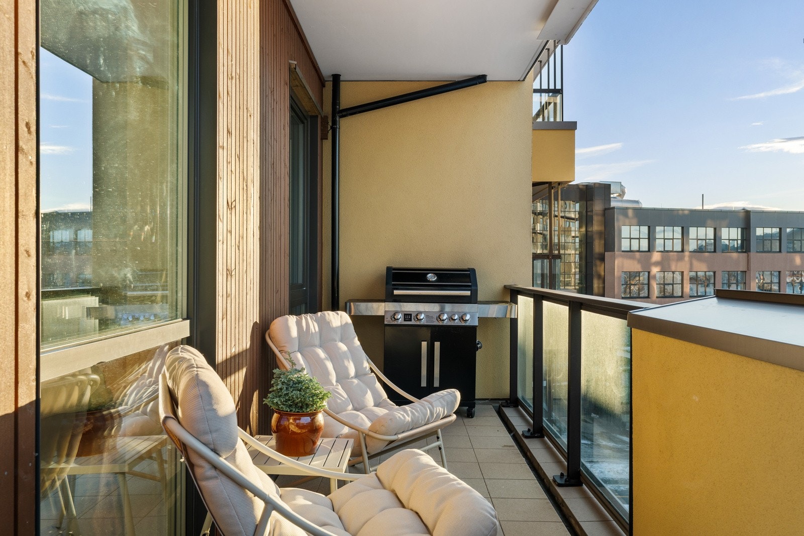 Som følge av hjørnebeliggenheten har leiligheten en romslig balkong på 20 kvm. Galleribilde