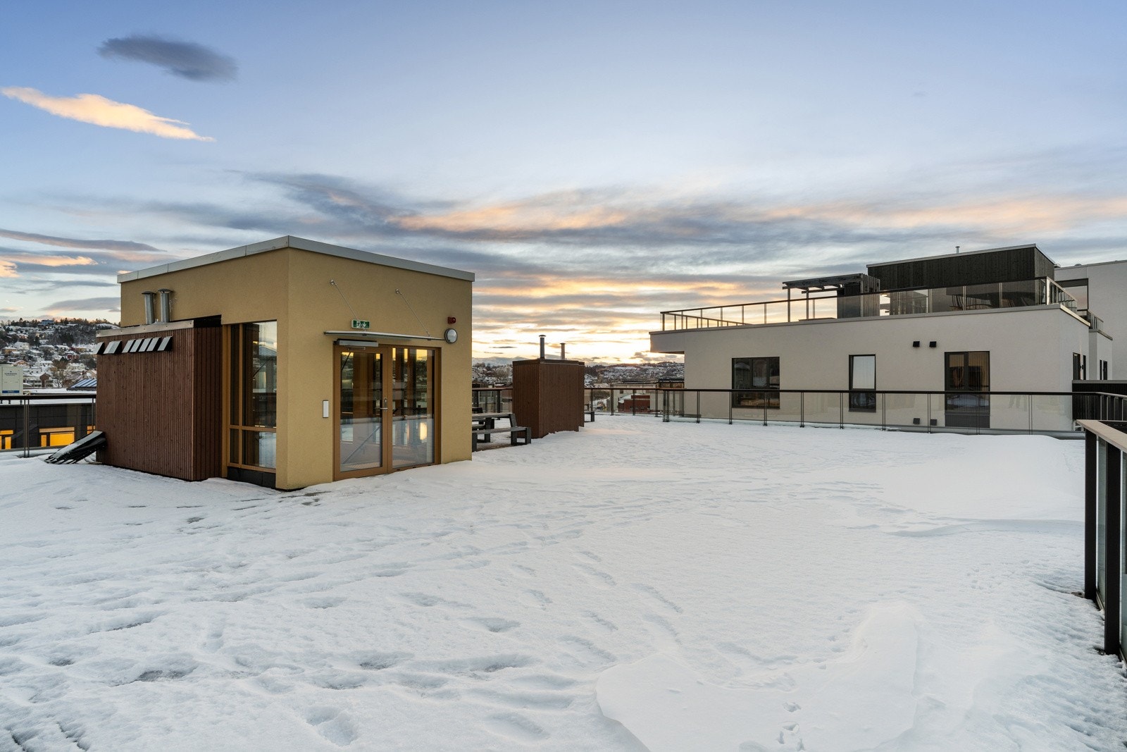 På byggets tak finnes en felles takterrasse med svært gode solforhold og nydelig utsikt. Galleribilde