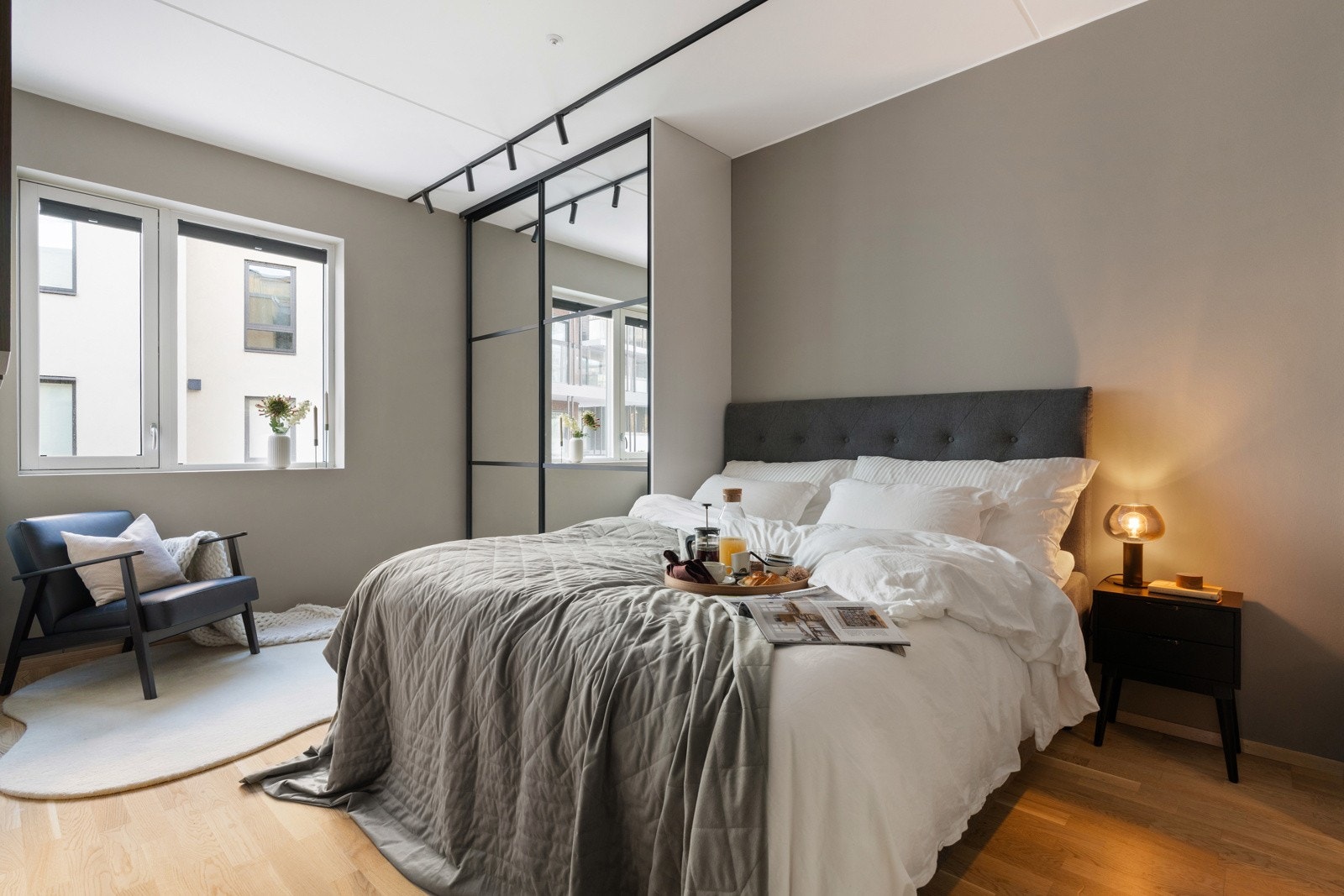 Hovedsoverommet på 15 kvm har en rolig og behagelig atmosfære. Rommet har god plass til dobbeltseng og er innredet med garderobeskap med speilfronter. Galleribilde