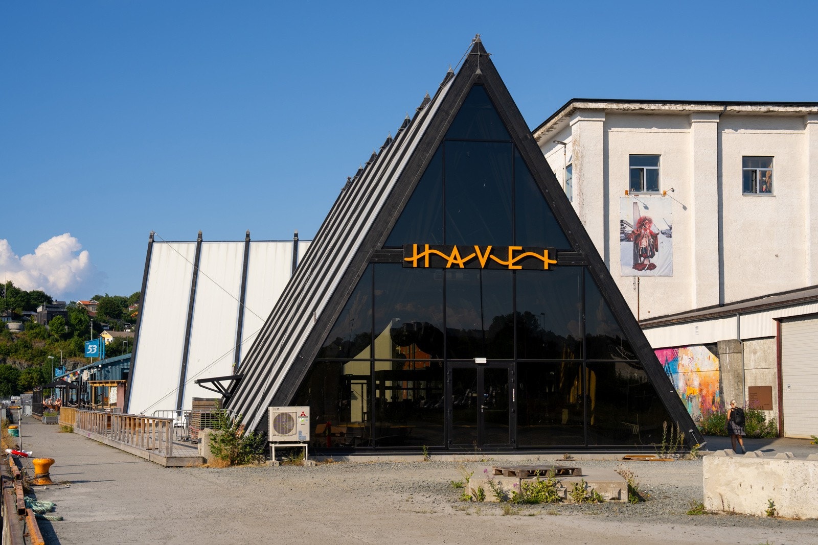 Havet er et attraktivt samlingspunkt med flere badstuer, BBQ restaurant og et variert program med konserter. Galleribilde