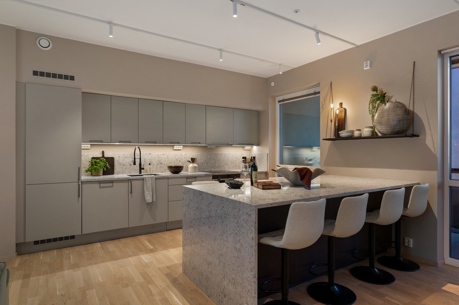 Kjøkkenøyen har god oppbevaringsplass i underskap utført i mørkt treverk. Galleribilde