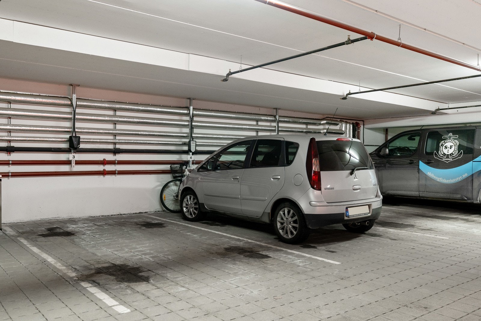 Med leiligheten medfølger en fast parkeringsplass med ladepunkt for elbil i felles parkeringskjeller. Det medfølger også en ekstern kjellerbod på 3 kvm som gir god oppbevaringsplass. Galleribilde