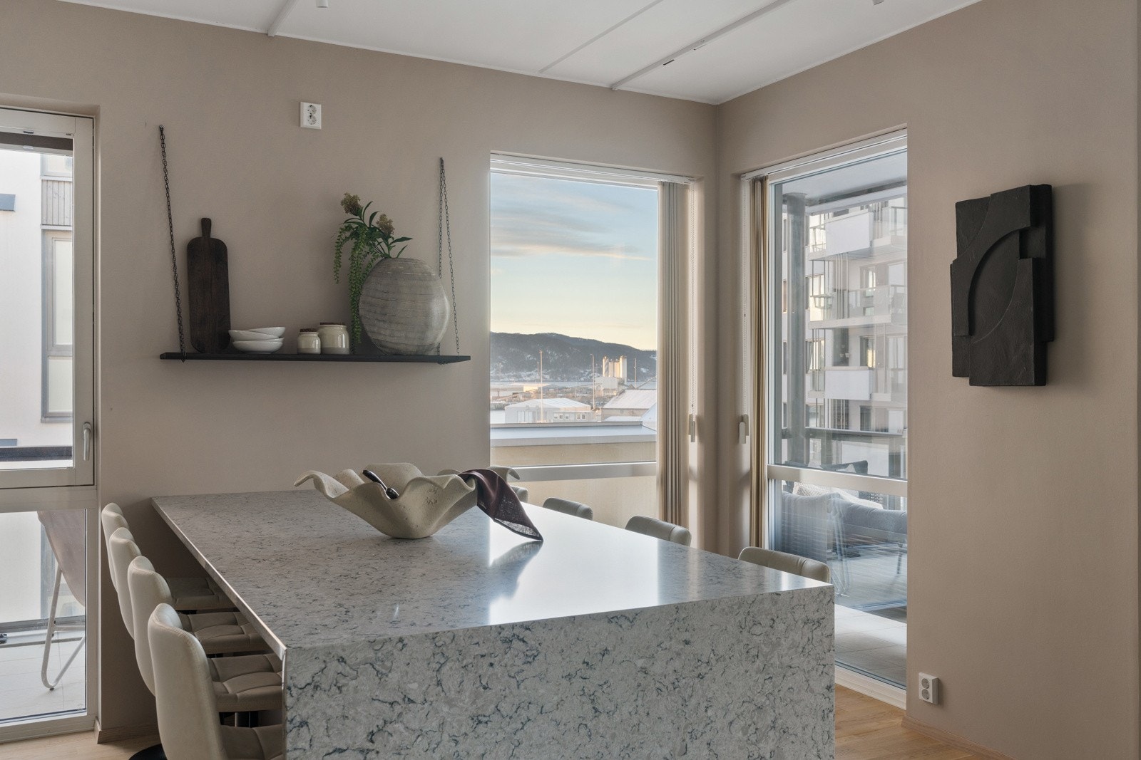 Herifra har man også en flott utsikt mot havna og byåsen. Galleribilde