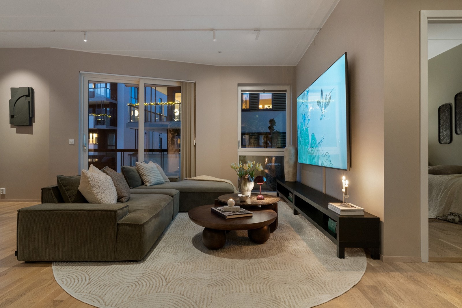 Stuens utforming gir gode møbleringsmuligheter og en behagelig romfølelse. Galleribilde