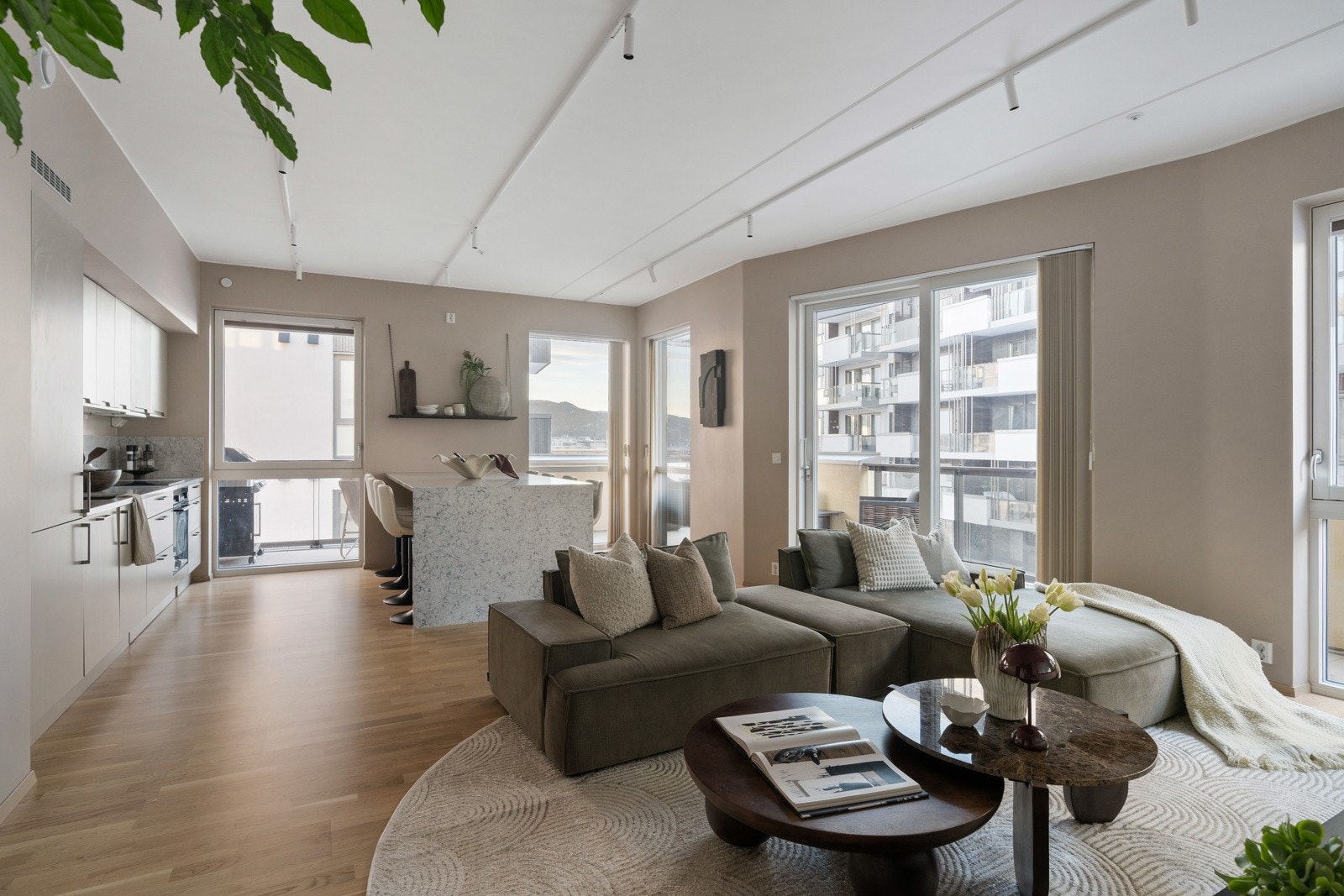 Store vindusflater sørger for rikelig med naturlig lys og gir en lys og luftig atmosfære. Galleribilde