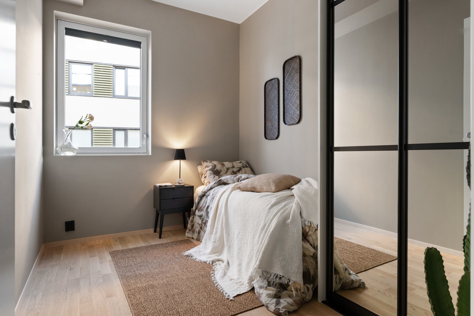 Soverom på 7 kvm med plass til seng og kontorløsning. Rommet er innredet med garderobeskap med speilfronter og er malt i duse og moderne fargetoner. Galleribilde