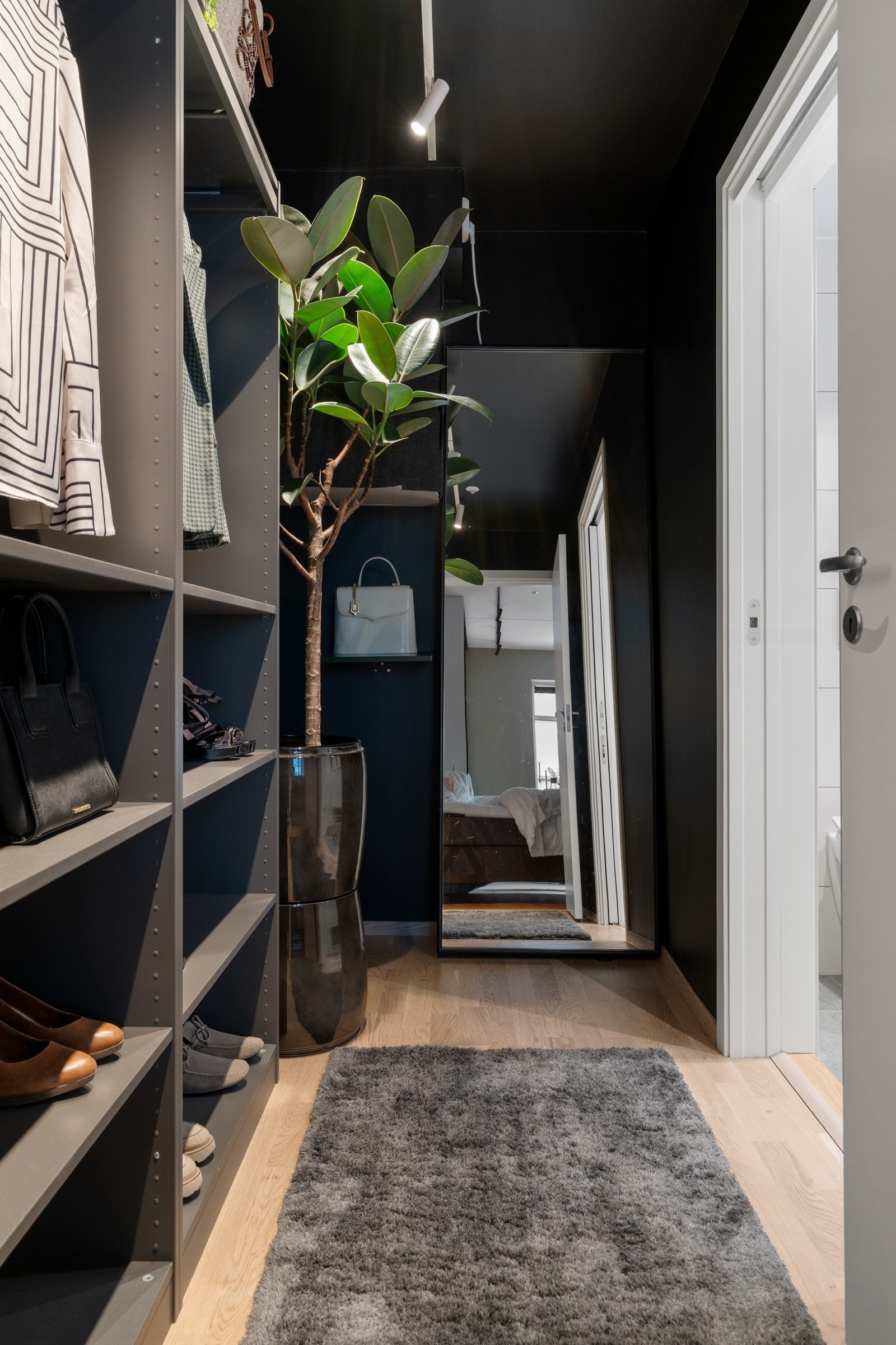 Boden/walk in closet er innredet med et praktisk garderobesystem. Galleribilde