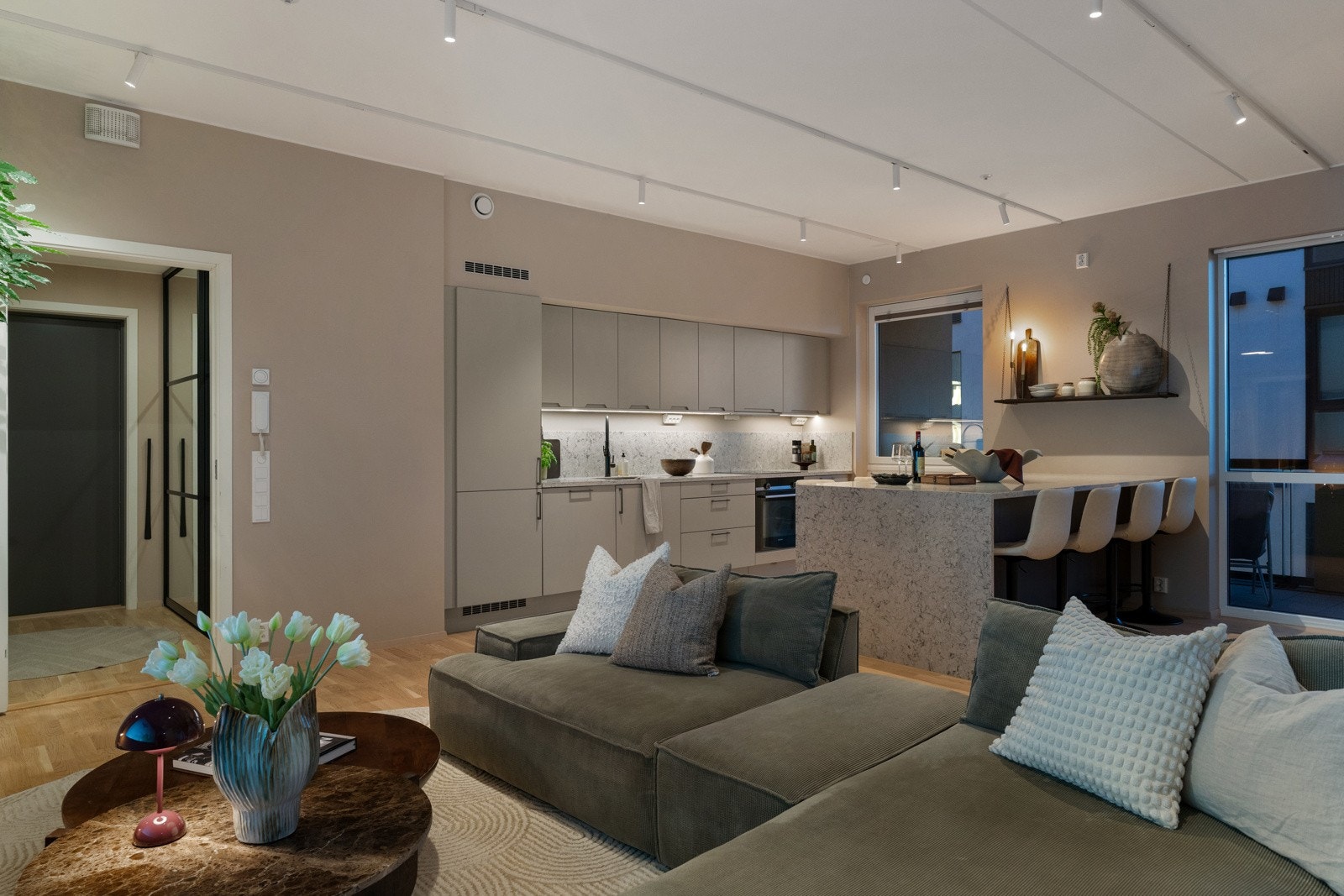 Leiligheten er utstyrt med vannbåren gulvvarme i alle rom (ikke soverommene) og balansert ventilasjon som sikrer et behagelig inneklima året rundt. Galleribilde