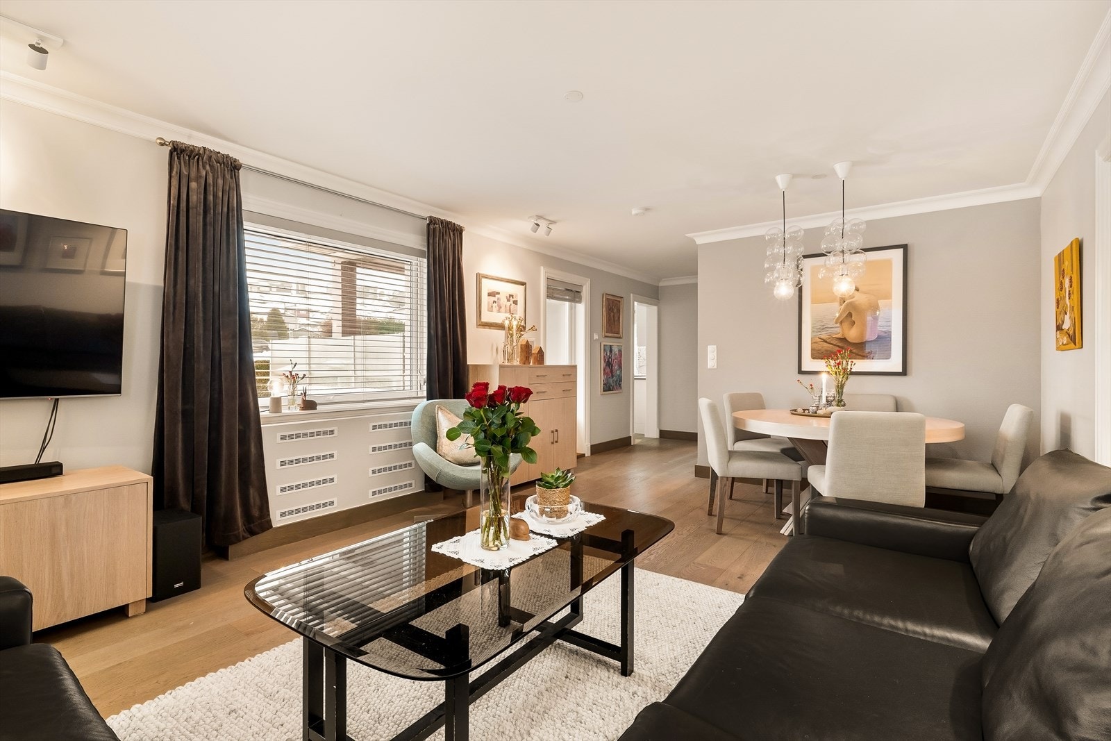 Stilren og gjennomført stue med eksklusive materialvalg. Parkett og lister fra Halvor Bakke i serien Shade of Telemark skaper en varm og elegant atmosfære, og gir rommet et tidløst og harmonisk uttrykk. Galleribilde