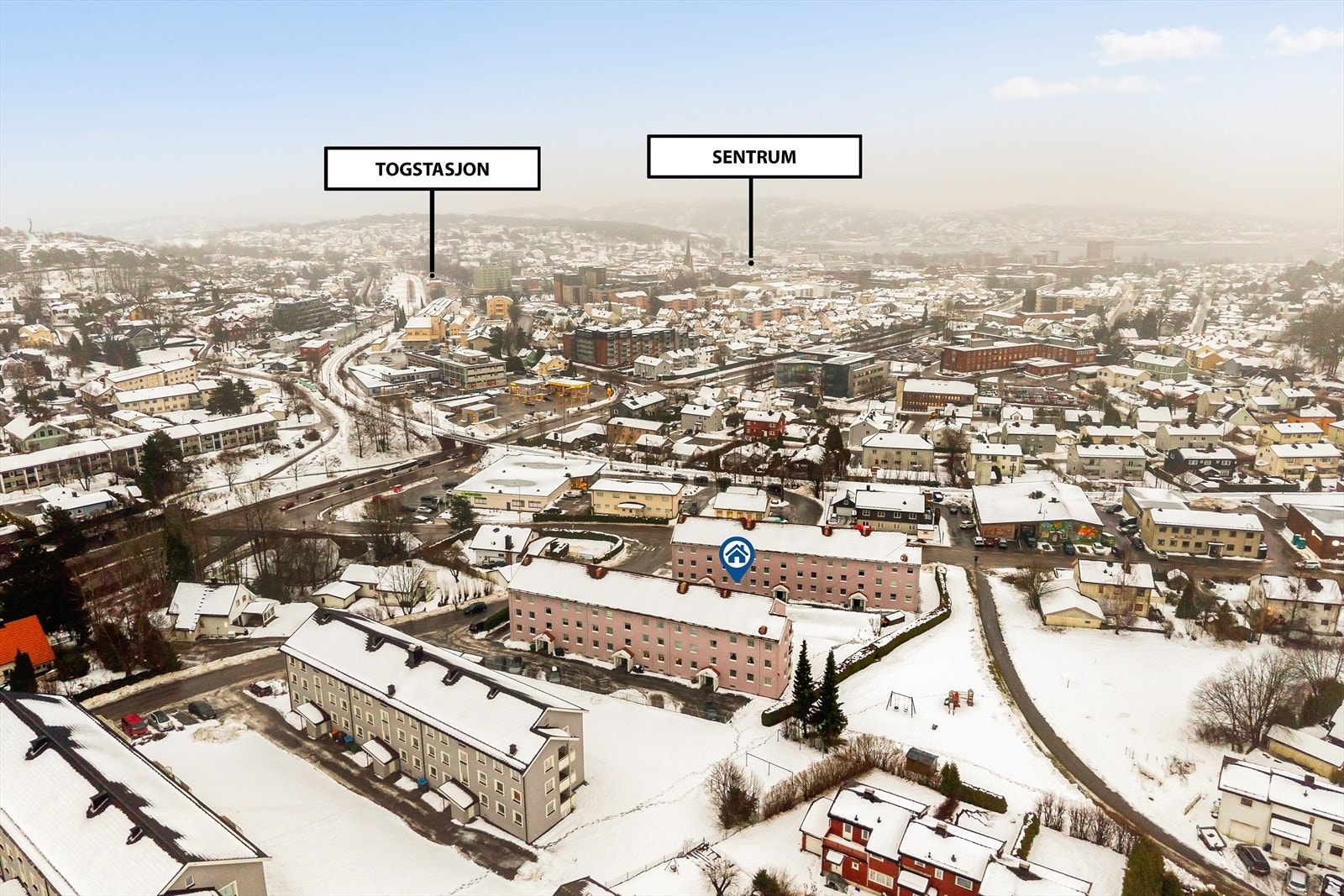 Leiligheten ligger i et meget barnevennlig og populært boligområde nær sentrum og Bugården. Det er ca. 10 minutter gange til jernbanestasjon og sentrum. Galleribilde