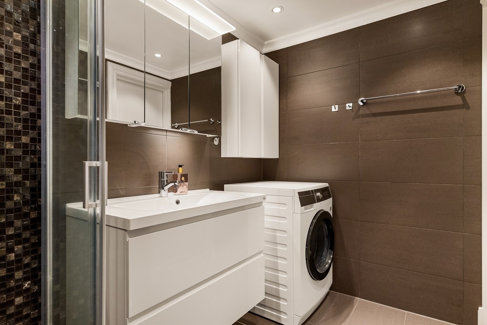 Praktisk innredning kombinert med et stilrent design gir en følelse av både luksus og komfort. Downlights i himlingen sørger for jevn og moderne belysning. Galleribilde