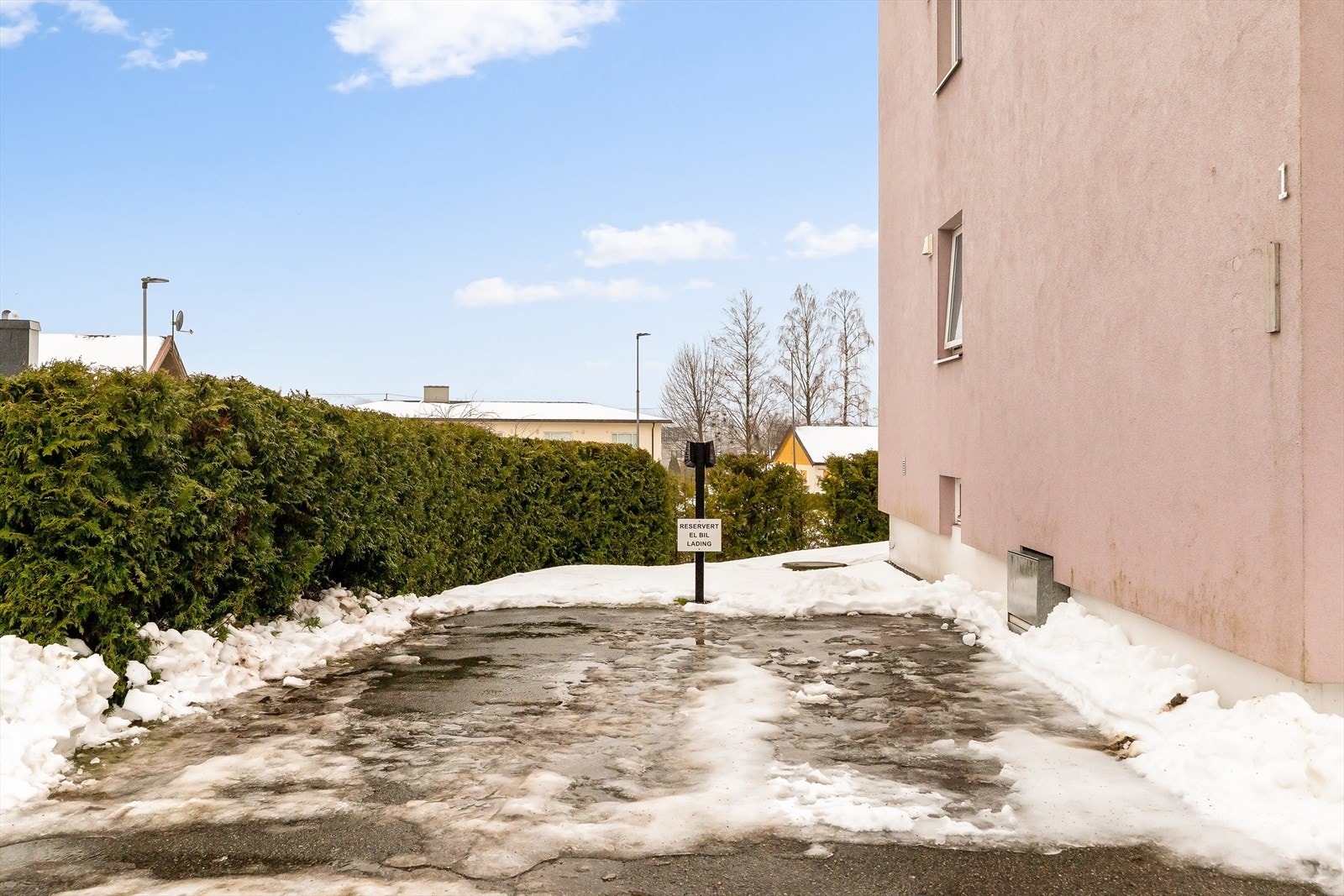 Elbilladestasjon på kortveggen av blokken. Galleribilde